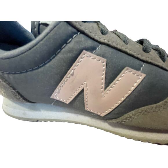New Balance Sneakers Women’s Size: 6  Gray Pink Suede Running Shoes - Picture 2 of 12